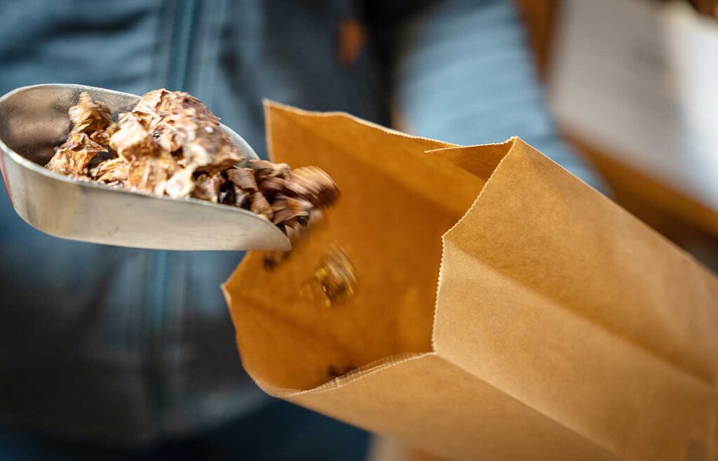 Snacks-Leckerlie2 BARF Leckerlies werden in eine Papiertüte geschüttet